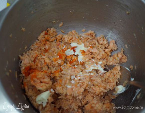 Туда же отправляем все остальные ингредиенты - крем фреш, лук, лимонный сок, оливковое масло, паприку, соль - и хорошенько перемешиваем.