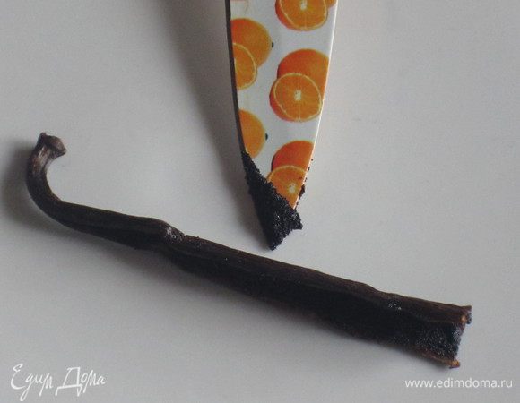 Апельсиновый крем:
Стручок ванили разрезать вдоль острым ножом и положить в кастрюлю.Влить молоко ,сливки и довести до кипения. Снять с огня и остудить. Процедить через ситечко.