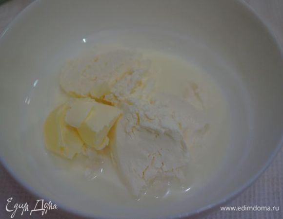 Растопить вместе кремовый сыр, масло и молоко в СВЧ/ на водяной бане.