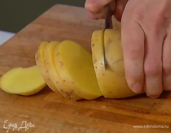Картофель вымыть и, не очищая, нарезать кружками.