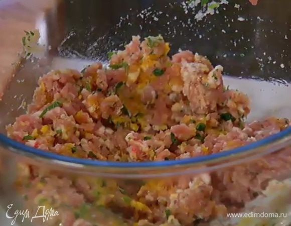 К фаршу добавить мяту, 2 ст. ложки молотых сухарей, яйцо, посолить, поперчить и все перемешать.