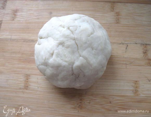 Взять 250 г муки, дважды просеять ее с солью, добавить оливковое масло. Постепенно влить  теплую воду (36 - 40 градусов), замесить тесто. Если оно получается крутым, можно добавить 1 ст.л. воды или чуть больше. Тесто должно быть упругим и вместе с тем податливым.
Скатать шар из теста.Переложить тесто на стол или доску и вымешивать  руками. С силой отбить тесто о поверхность  20 раз или чуть больше. 


