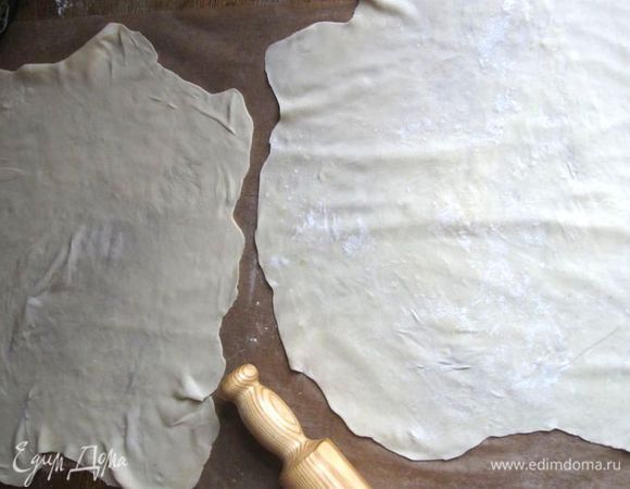Положите тесто на бумагу, чуть присыпанную мукой, потяните еще аккуратно, пройдитесь скалкой в тех местах, где это необходимо. Тесто должно стать почти прозрачным, но не порваться. Сливочное масло растопить. Положить 2 слоя один на другой, предварительно промазав маслом нижний слой.