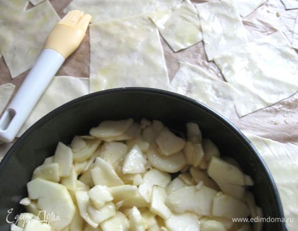 Форму смазать оливковым маслом, положить на дно формы начинку. 