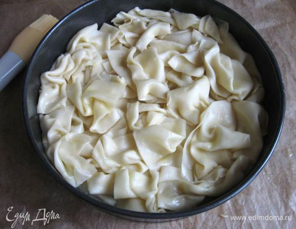 Скомкать  немного квадратики из теста и разместить их на начинку. 