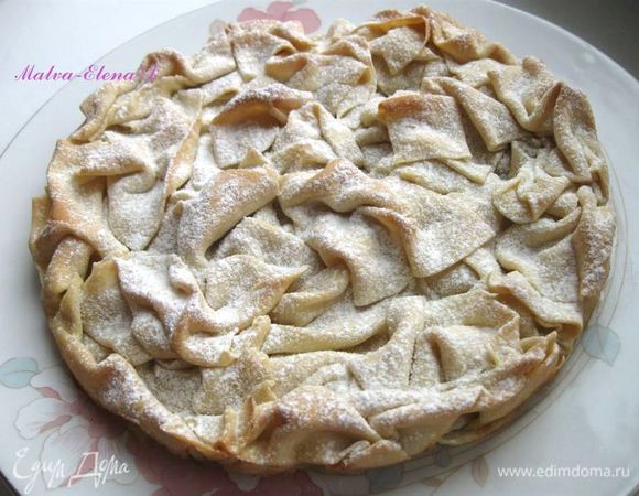 В духовку, разогретую до 210 градусов, поставить форму  с содержимым на 35 минут. Вынуть, дать немного остыть, аккуратно переложить на блюдо. Посыпать сахарной пудрой (через сито).

