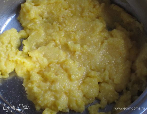 Растереть желтки с сахаром, добавить крахмал, цедру апельсина и хорошо перемешать.