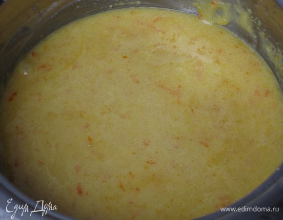 Тонкой струйкой влить молоко и хорошо размешать венчиком.