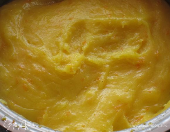 Поставить на средний огонь и варить до загустения крема,постоянно помешивая. Влить ликёр,перемешать и остудить.