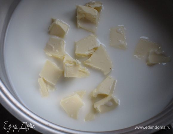 Тесто: В кастрюлю налить молоко,воду,добавить сливочное масло,нарезанное кусочками,щепотку соли и довести до кипения.