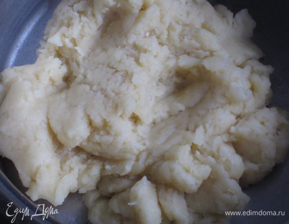 Снять с огня,добавить муку и хорошо перемешать.Поставить снова на огонь на несколько минут,постоянно перемешивая тесто. Остудить.