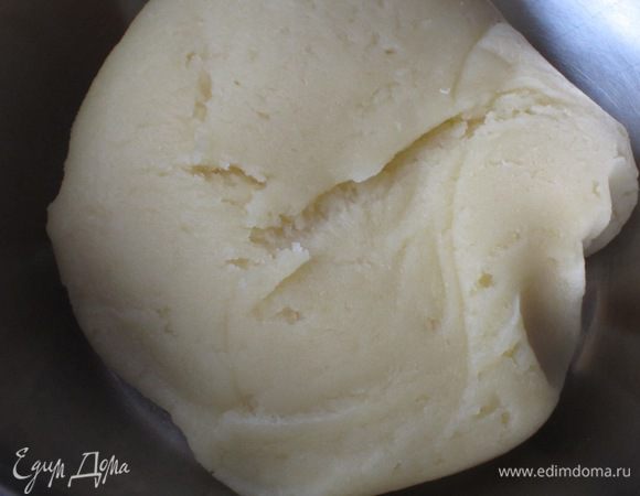 Ввести по одному яйца в тесто ,каждый раз хорошо перемешивая. Тесто должно быть гладким и однородным.