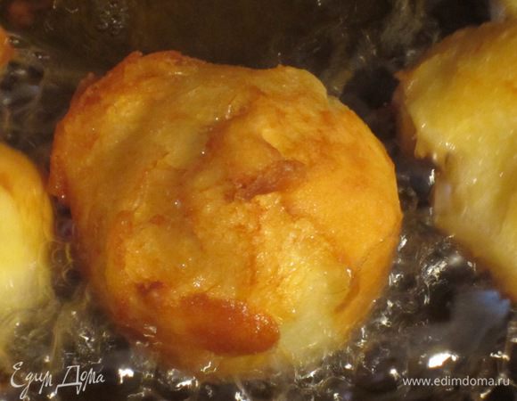 В глубокой сковороде хорошо разогреть растительное масло и выкладывать тесто при помощи чайной ложечки. Жарить до золотистого цвета.