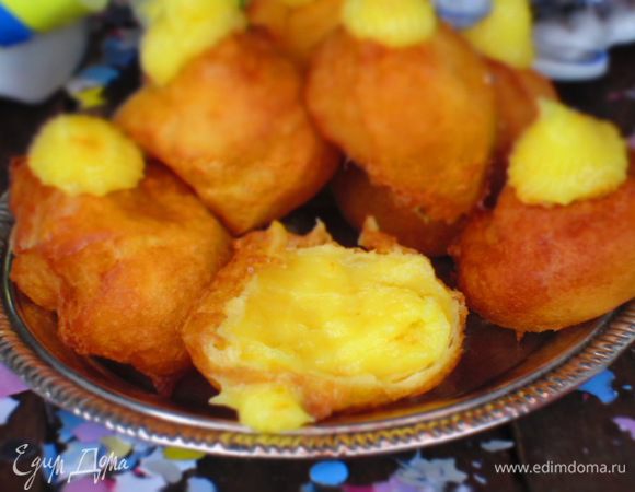 С помощью кондитерского мешка заполнить пончики кремом.По желанию можно посыпать сахаром. Приятного аппетита:)