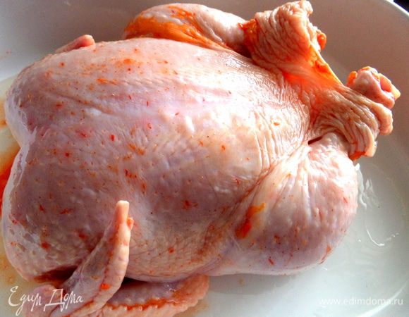 Для моей семьи нужна большая курица,эта весит ровно 2 кг! Промываем,обсушиваем и натираем специями и приправами всю,в том числе и внутри!