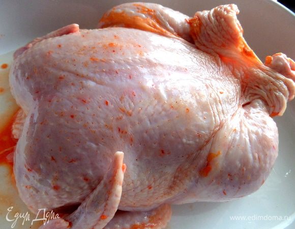 Убираем на ночь в холодильник под плёнкой или под крышкой промариноваться. Утром кладём в смазанную форму,у меня керамическая. Внутрь тушки помещаем чеснок и лавровый лист.