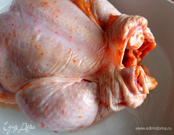 В задней части делаем надрезы и прячем ножки под кожу (или связываем ниткой).