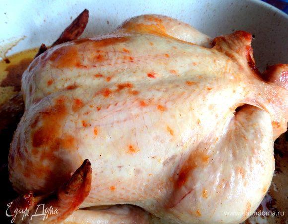 Отправляем жариться в разогретую духовку минут на 40 при 180*. У меня ушло время на прогревание толстой формы,но зато потом она отлично пропекает курицу! Весь выделившийся сок и жир собираем ложкой в пиалочку.