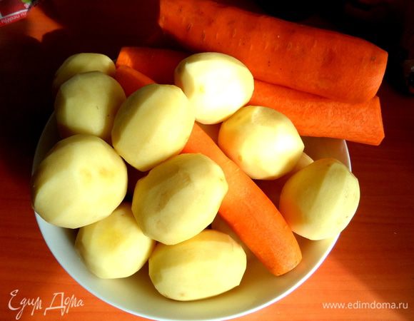 В это время или заранее чистим овощи.