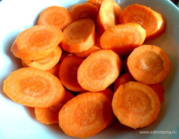 Морковь нарезать крупными колечками.