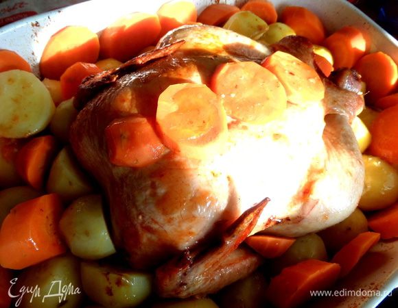 Сверху я тоже положила кружочки морковные. Все овощи поливаем собранным от курицы соком и жиром.