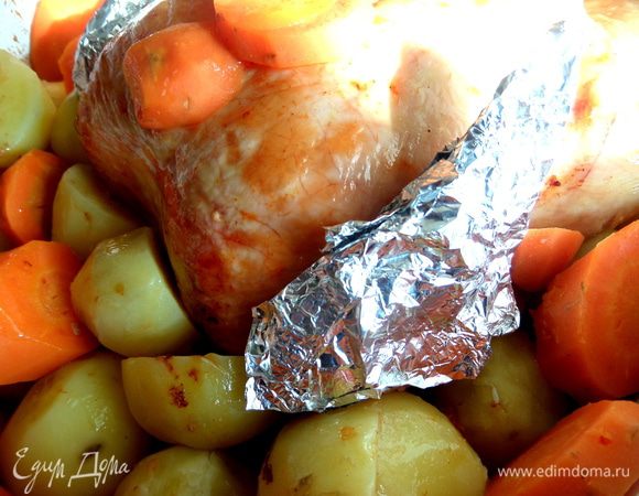 Крылышки упакуем в фольгу,чтобы не сгорели.