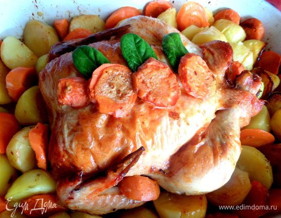 Проверяем готовность шпажкой,протыкая в области грудок. Если выделился прозрачный,без мутности сок,то курица готова!