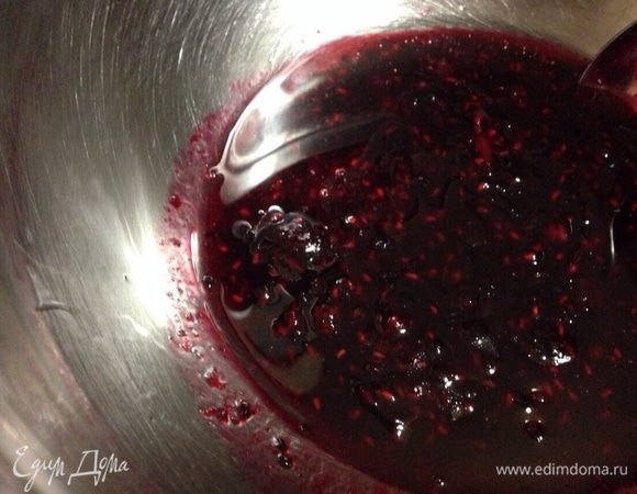 В миске смешать варенье (джем) с растительным маслом.