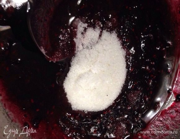 Добавить сахар, соль и ванильный сахар. Перемешать.