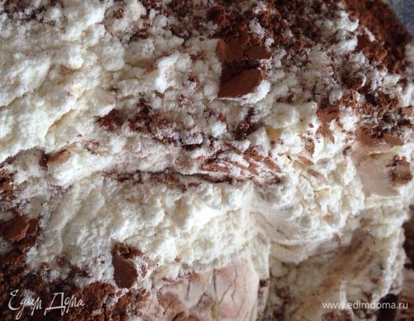 В отдельной миске просеять муку, какао и разрыхлитель.