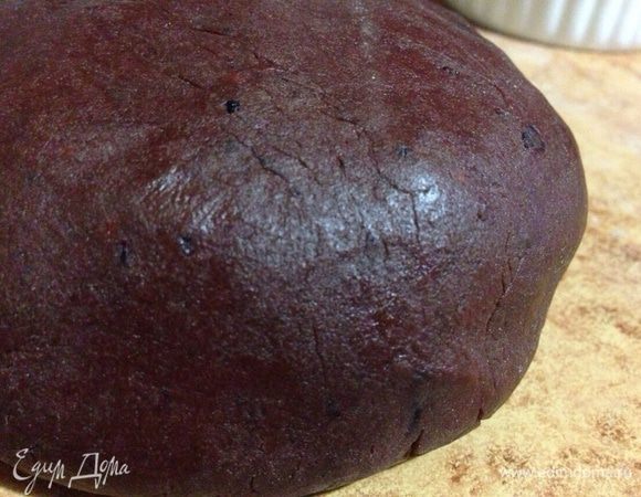 В три приема добавить сухие ингредиенты к влажным. И замесить мягкое и эластичное тесто! Долго не вымешивать!!!