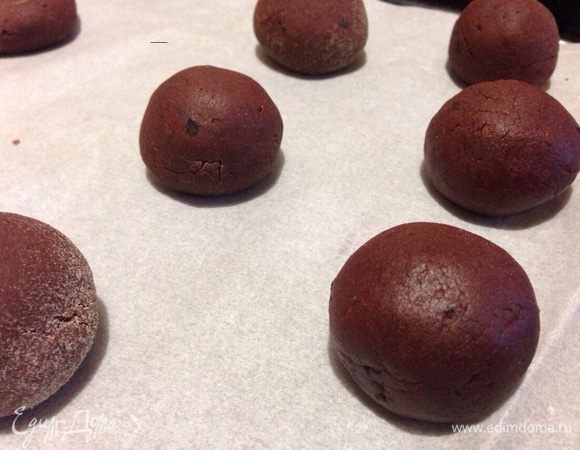 Скатать шарики размером с грецкий орех. 
