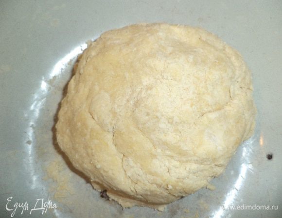 Муку перемешать с разрыхлителем.
Охлаждённое сливочное масло натереть на крупной тёрке, добавить к муке и перетереть в крошку. Добавить яйца, сахар и сметану. Быстро замесить тесто, завернуть в пищевую плёнку и на 1 час убрать в холодильник.