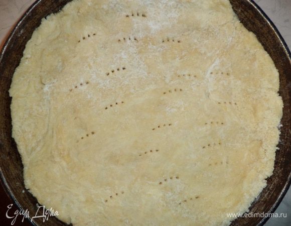 Охлаждённое тесто распределить по круглой форме для выпечки, выложив высокие бортики. Наколоть тесто вилкой, на тесто выложить бумагу с горохом. Выпекать при температуре 180 градусов 30 - 35 минут.