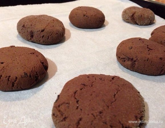 Выпекать печенье при температуре 180 градусов 10 - 12 минут. Не передержать (может затвердеть)!!! Достать из духовки и дать остыть на противне. Печенье пока горячее - мягкое, по мере остывания твердеет.
