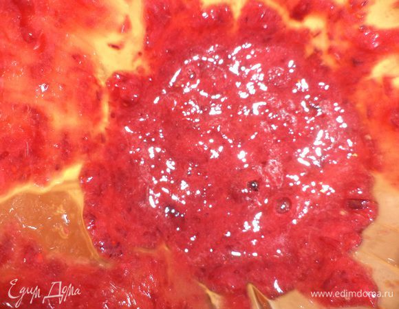 Клюкву измельчить в блендере.