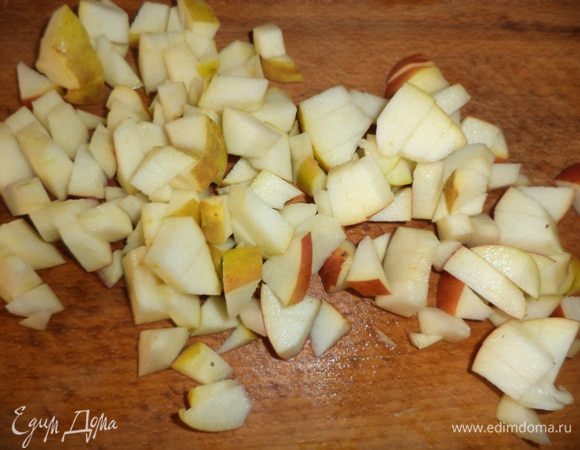 Яблоки нарезать маленькими кубиками. 
Желатин замочить в небольшом количестве воды.