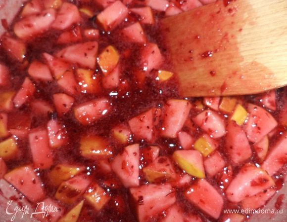 Перемешать измельчённую клюкву, яблоки и сахар. Довести полученную массу до кипения. Когда масса немного остынет, добавить желатин, тщательно перемешать. Полностью остудить. Поставить в холодильник.