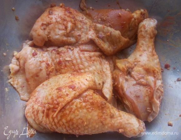 Курочку порезать на порционные кусочки, я оставила более мясные части. Добавить измельченные чеснок,1 ст.л. масла,паприку, куркуму и кусочек перчика чили,порезанный очень мелко. Посолить и оставить мариноваться на часик.