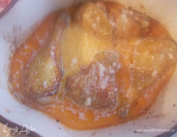 Нагреть сливки до горячего состояния и вылить к курице в форму. Снизить температуру до 180С и запекать еще минут 20. 