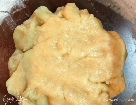 Сахар растворить в теплом молоке, добавить растопленное масло, соду, соль и ванилин, все хорошо перемешать до образования однородной массы, всыпать просеянную муку и снова перемешать. Получается эластичное тесто.
