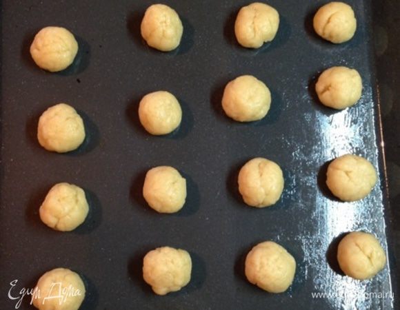По рецепту его следует порционно выпускать из кулинарного мешка на смазанный маслом противень, но мне было намного удобнее скатывать из него шарики, размером с грецкий орех.