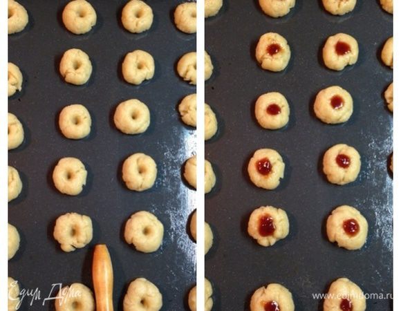 Получившиеся заготовки разложить на смазанный противень, в центре сделать небольшое углубление (я делала обратной стороной венчика) и положить в него немного повидла в виде крупной капли (в оригинале яблочное, у меня - сливовое).