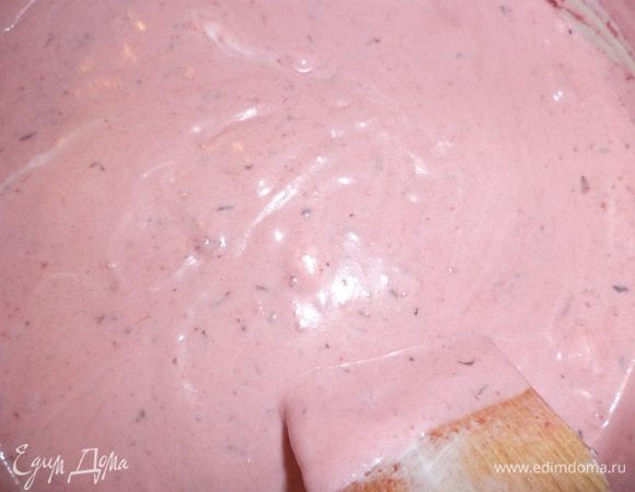 Охлаждённые сливки взбить до стойких пиков. 
Когда клюквенно - яблочная масса начнёт застывать, ввести взбитые сливки, аккуратно перемешать. 