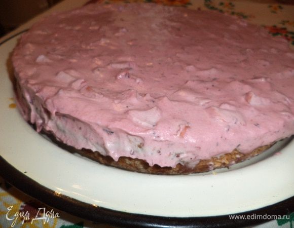 Выложить начинку на корж. Поставить в холодильник до полного застывания начинки. 
И угощаемся!!! Приятного аппетита!!!