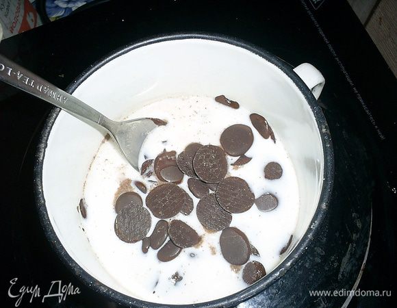 Молоко довести до кипения. Снять с плиты. Шоколад поломать на кусочки (у меня в дисках) и растопить в молоке, помешивая ложкой.