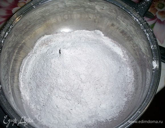 Муку просеиваем с какао и разрыхлителем.