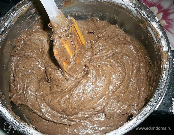 В два приема смешиваем мучную смесь с масляно-яичной. Делаем это при помощи лопатки. Получаем довольно густое тесто.