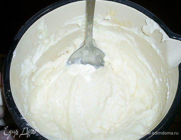 Для творожной начинки смешиваем творог (желательно мягкий и жирный), сахар, крахмал и яйцо. С лимона натираем цедру (только желтую часть) и выдавливаем 1 столовую ложку сока. Сок и цедру добавляем в начинку и взбиваем блендером до однородности.