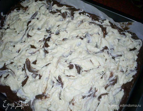 Теперь с помощью ручки этой же ложки перемешиваем две массы для создания хаотичного узора.